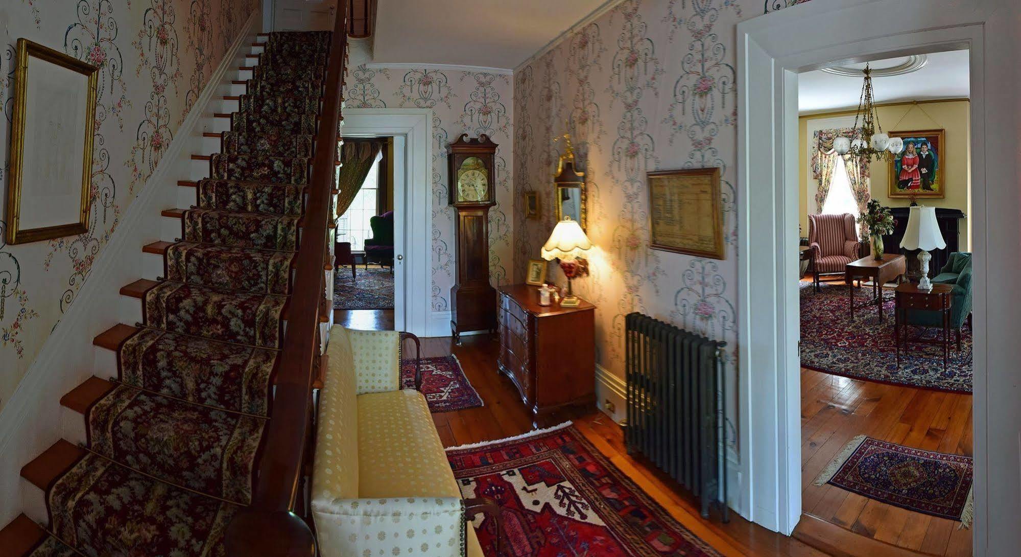 Oakcliff Bed And Breakfast Halfmoon Exterior photo