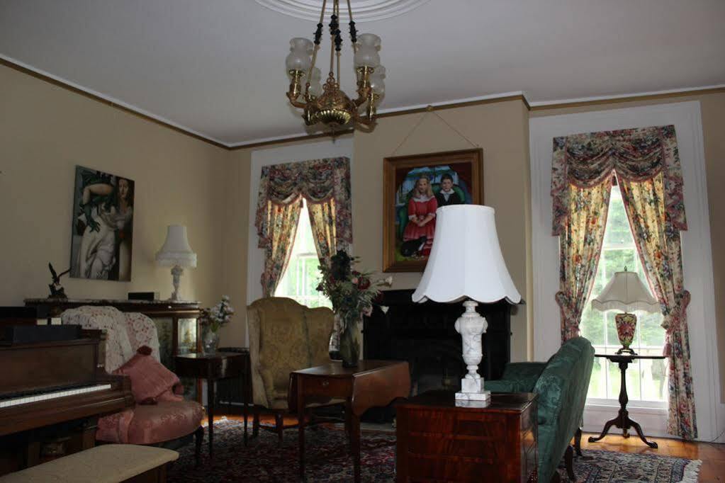 Oakcliff Bed And Breakfast Halfmoon Exterior photo